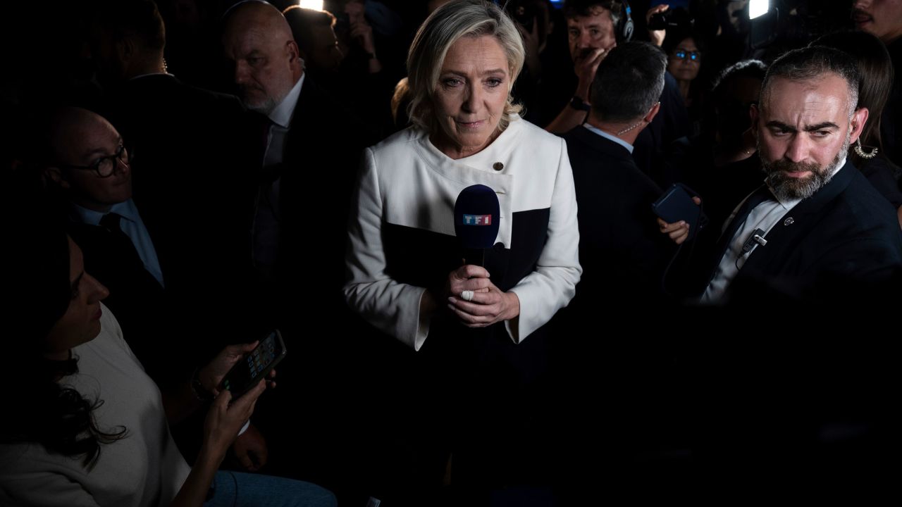 Marine Le Pen, líder del partido de extrema derecha Agrupación Nacional, habla con periodistas en París después de que los resultados parciales mostraran que su partido no alcanzaría la mayoría. 