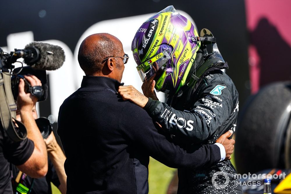 Lewis Hamilton, pole position del equipo Mercedes-AMG F1, celebra en el Parque Cerrado con su padre Anthony Hamilton