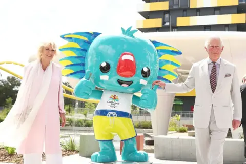 Getty Images La reina Camilla y el rey Carlos posan junto a la mascota de los Juegos de la Commonwealth 2018