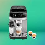 Cafetera De'Longhi Magnifica sobre un fondo verde de CNET