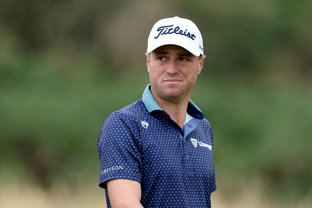 TRON, ESCOCIA - 20 DE JULIO: Justin Thomas de los Estados Unidos reacciona en el hoyo 12 durante el tercer día del 152º Campeonato Abierto de Golf en Royal Troon el 20 de julio de 2024 en Troon, Escocia.  (Foto de: Warren Little/Getty Images)