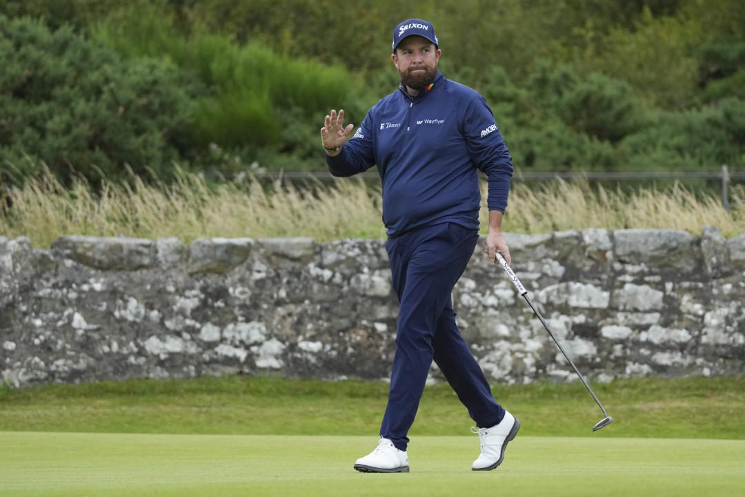 El irlandés Shane Lowry reacciona después de hacer un hoyo para birdie en el hoyo 11 durante su primera ronda del Abierto Británico en el Royal Troon Golf Club en Troon, Escocia, el jueves 18 de julio de 2024. (Foto AP/Jon Super)