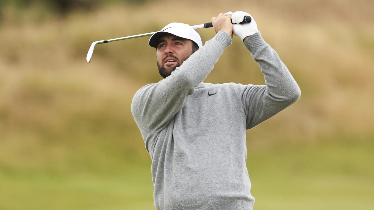 Scotty Scheffler, de Estados Unidos, observa su tiro en el hoyo 11 durante una ronda de práctica antes del torneo de golf Abierto Británico en el Royal Troon Golf Club en Troon, Escocia, el miércoles 17 de julio de 2024. (Foto AP/Peter Morrison)