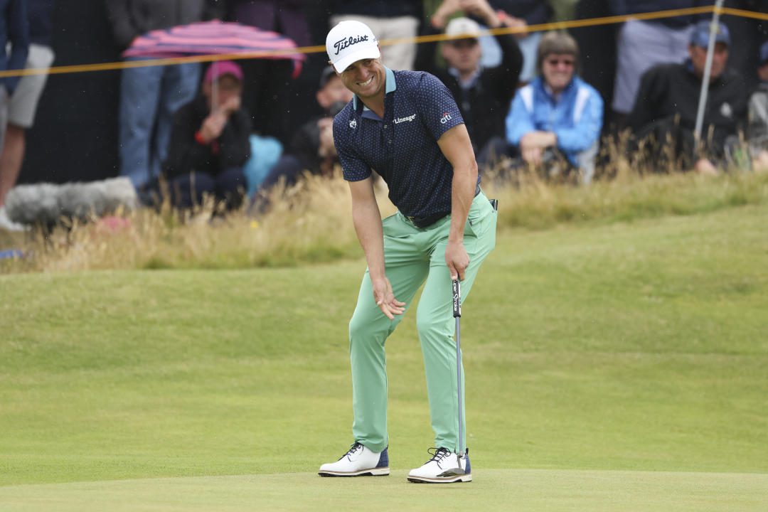 Justin Thomas, de Estados Unidos, reacciona a su putt en el hoyo 14 durante su tercera ronda del Abierto Británico en el Royal Troon Golf Club en Troon, Escocia, el sábado 20 de julio de 2024. (Foto AP/Peter Morrison)