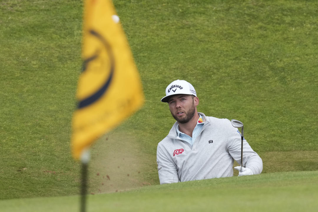 Sam Burns de Estados Unidos juega desde el búnker del octavo hoyo durante su segunda ronda del torneo de golf Abierto Británico en el Royal Troon Golf Club en Troon, Escocia, el viernes 19 de julio de 2024. (Foto AP/Jon Super)