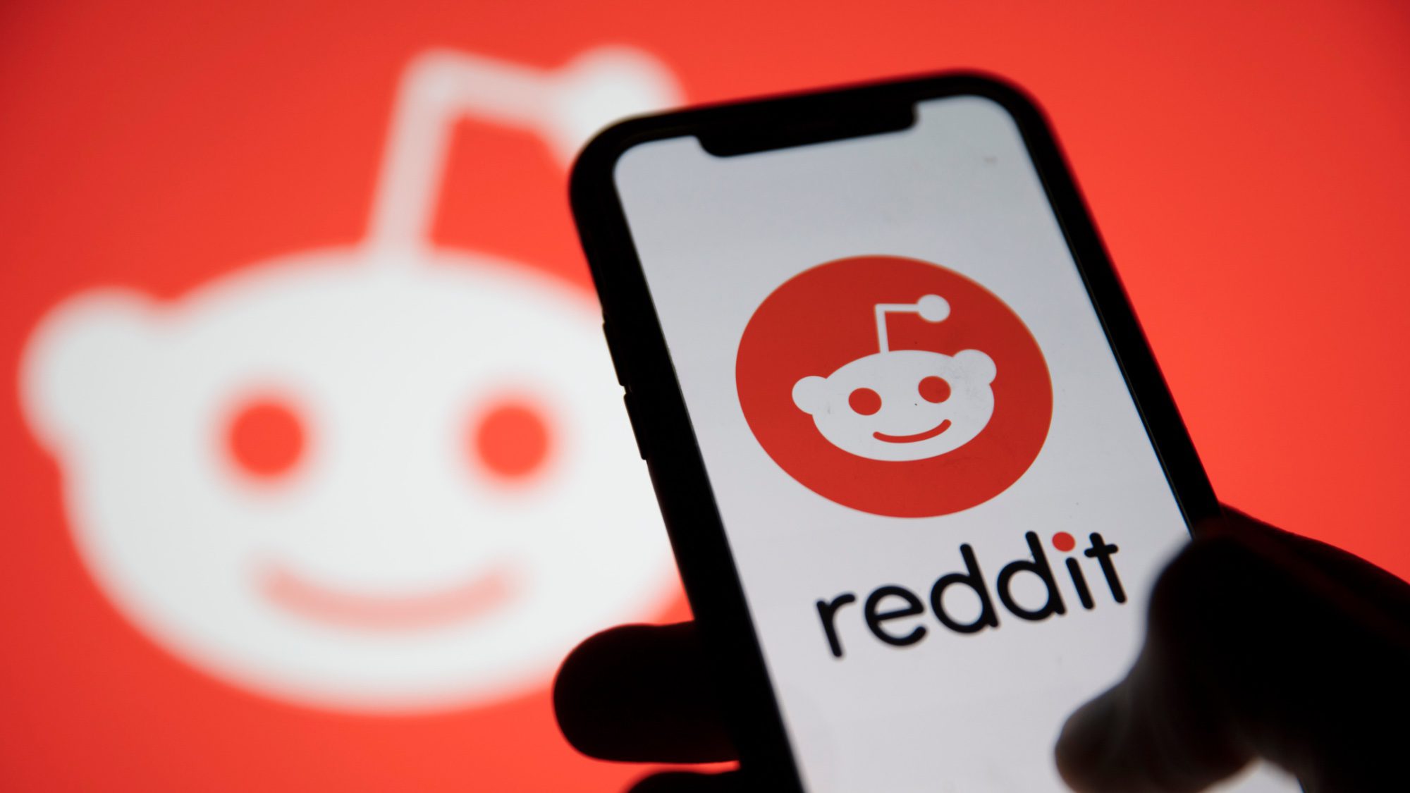 Logotipo de Reddit y logotipo de Reddit en el teléfono