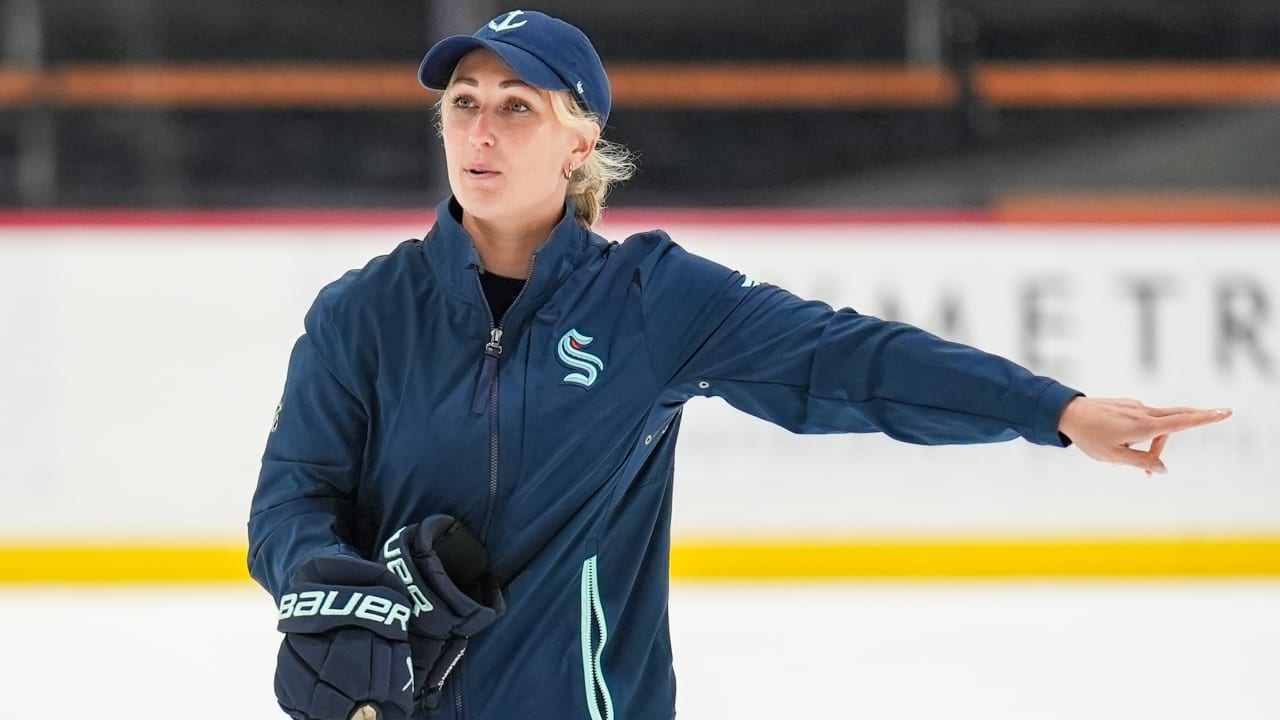 Campbell se convirtió en la primera mujer en entrenar un equipo de la NHL y fue nombrada entrenadora asistente del Kraken.