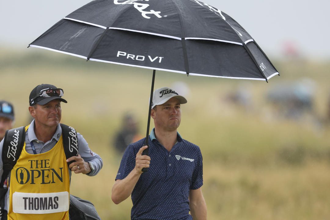 Justin Thomas, de Estados Unidos, camina con su entrenador Matt Minster hasta el hoyo 15 durante su tercera ronda del Abierto Británico en el Royal Troon Golf Club en Troon, Escocia, el sábado 20 de julio de 2024. (Foto AP/Peter Morrison)