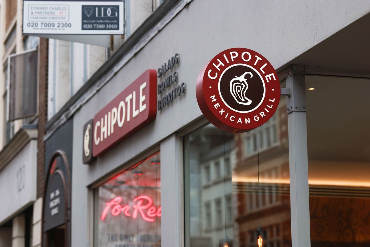 El director ejecutivo de Chipotle dice que la empresa volverá a capacitar a los empleados para corregir tamaños de porciones inconsistentes