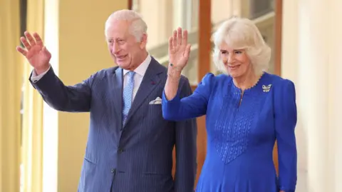 Getty Images El rey Carlos y la reina Camilla saludando