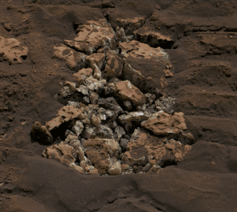 Una roca sobre la que pasó Curiosity se agrietó, revelando cristales de azufre amarillos