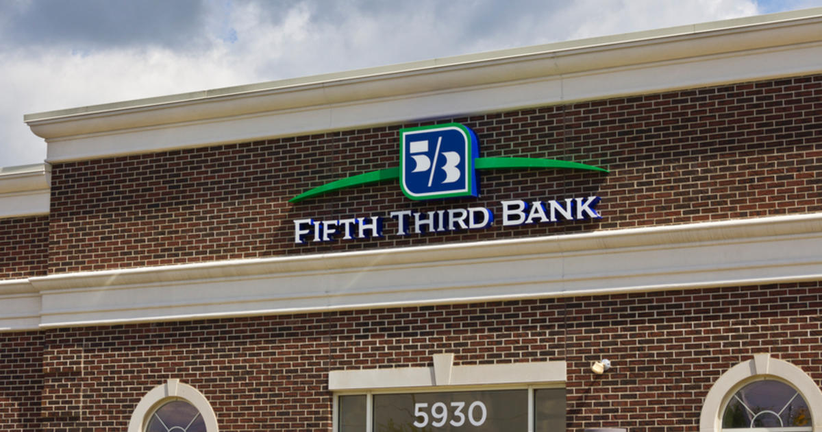 Fifth Third Bank confiscó ilegalmente los automóviles de los ciudadanos después de cobrarles de más, dijeron autoridades federales