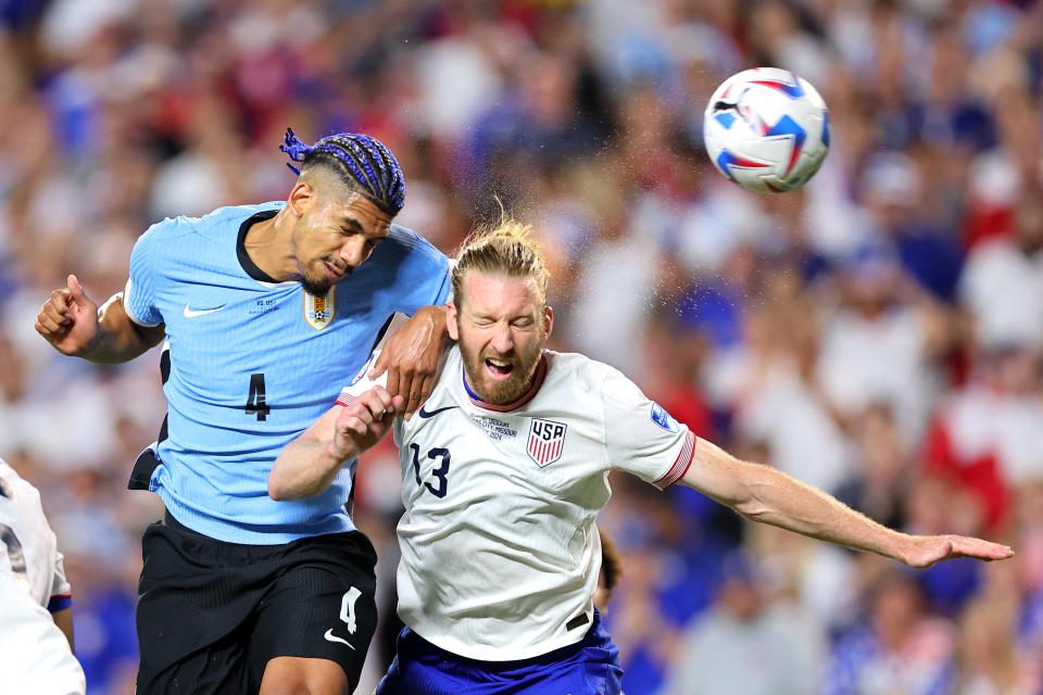 Ronald Araujo de Uruguay lucha por la posesión del balón con Tim Ream de Estados Unidos durante un partido del tercer grupo de la Copa América.  (Foto de: Michael Reeves/Getty Images)