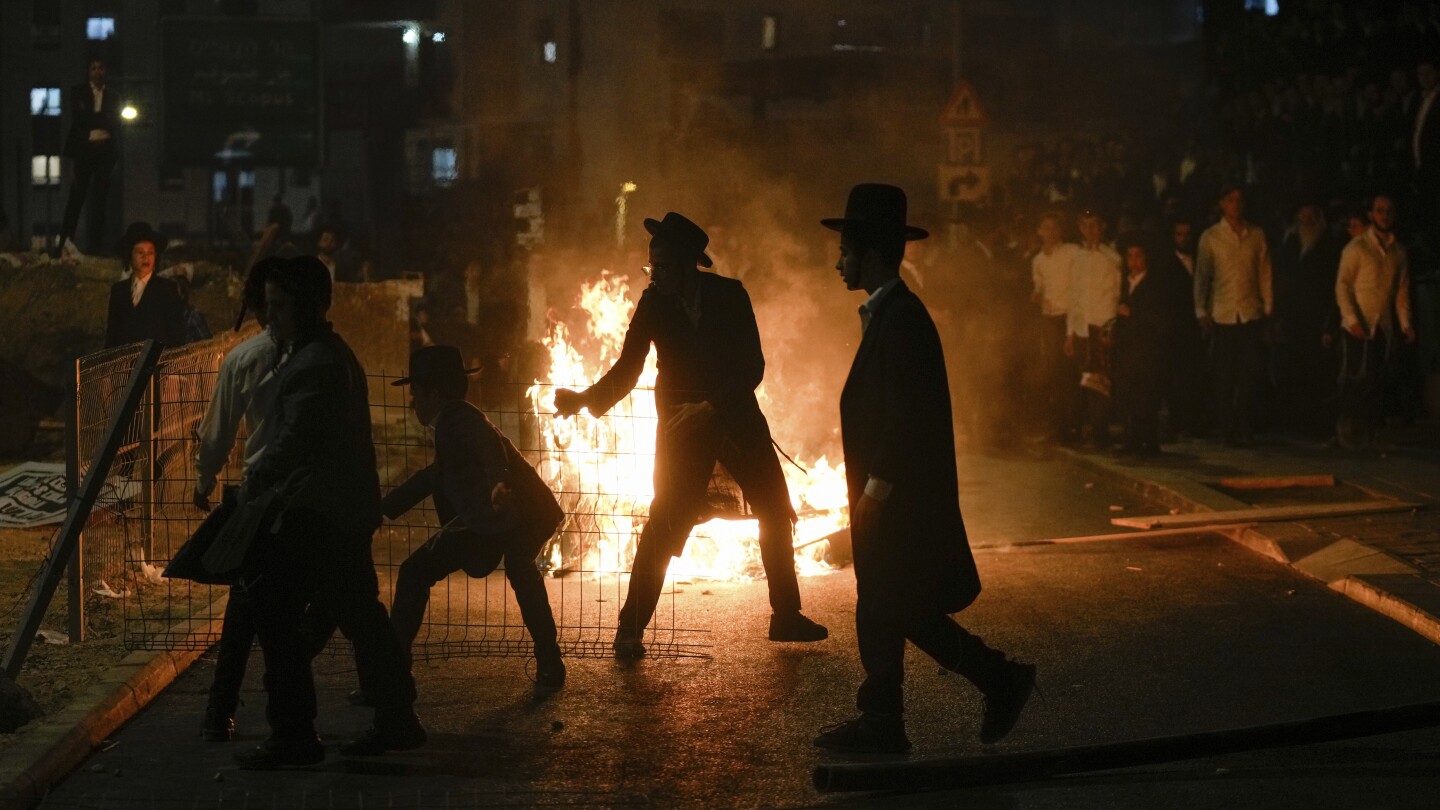 Las protestas de los judíos ultraortodoxos contra la orden de reclutamiento del ejército israelí se convierten en violencia en Jerusalén