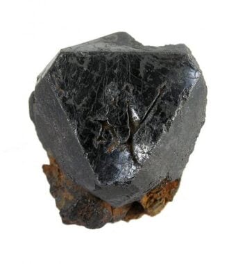 Una muestra de ilmenita encontrada en Noruega.  Este es el mineral que se probó para simular el magma del subsuelo de la Luna.  Cc Por Sa 3.0 Rob Lavinsky, Irocks.com