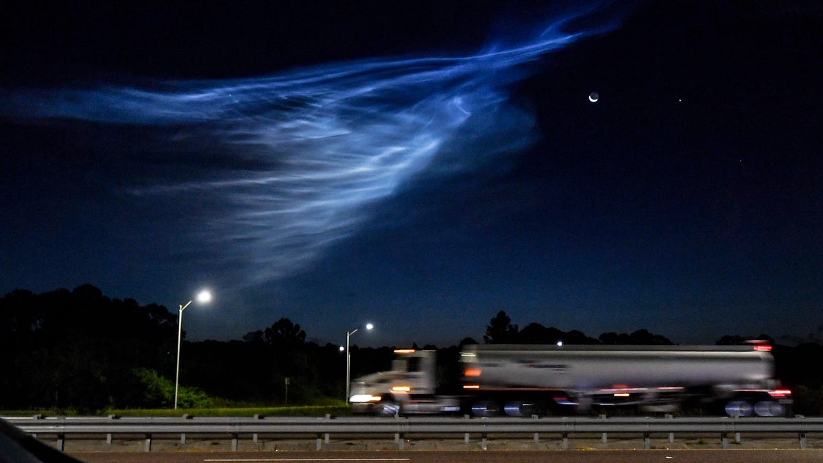 Un cohete SpaceX trae un espectáculo de luces al cielo de la mañana