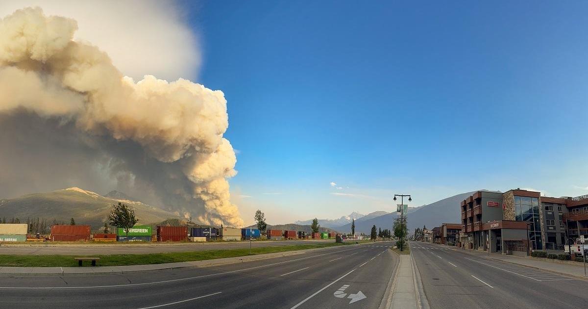 Un incendio forestal en Canadá acompañado de vientos con fuerza de tormenta tropical pudo haber destruido la mitad de una ciudad popular: ‘quemada hasta los cimientos’