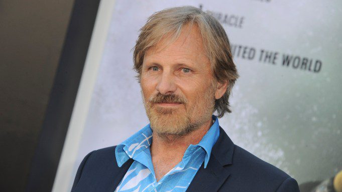 Viggo Mortensen llega al estreno de TRECE VIDAS, Westwood Village Theatre, Los Ángeles, California, 28 de julio de 2022. Foto: Colección Elizabeth Goodenough/Everett