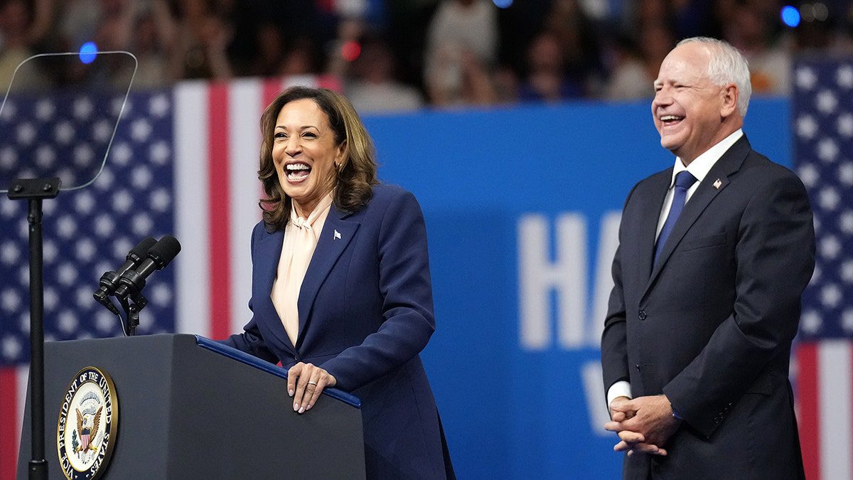 Kamala Harris y su colega Tim Walz aparecen juntos por primera vez en Filadelfia