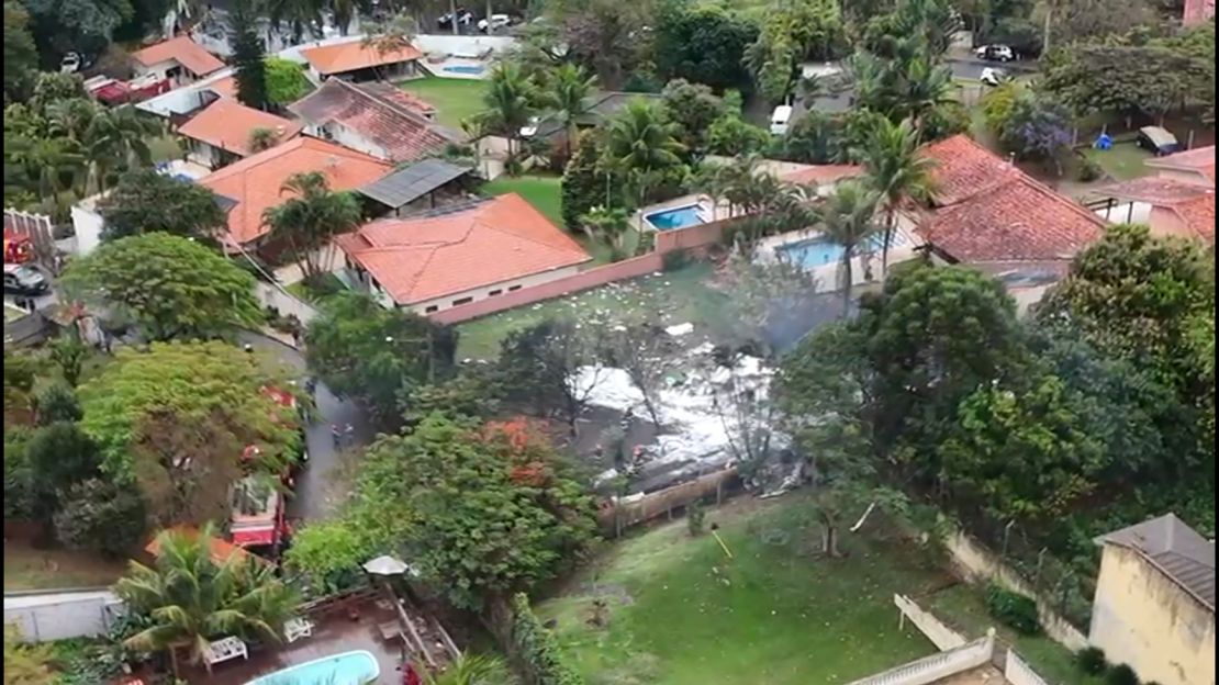 Los vídeos que circularon en las redes sociales mostraban al avión volando en el cielo antes de chocar contra el suelo, mientras la gente del barrio gritaba de miedo.