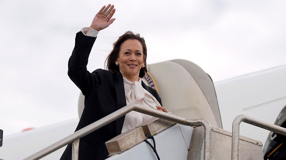 Kamala Harris agita su mano en los escalones del Air Force Two