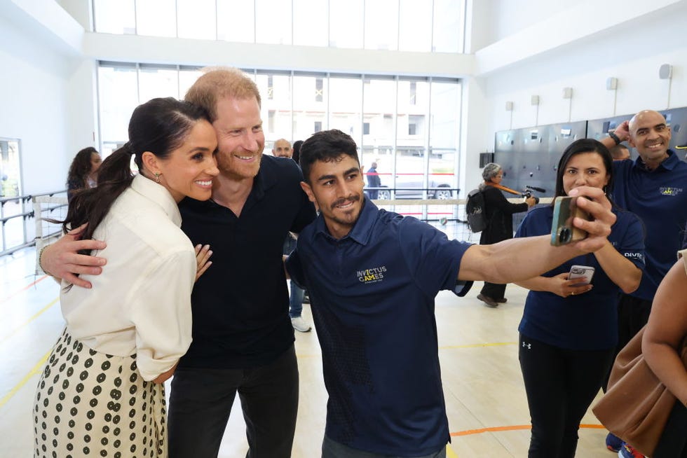 Bogotá, Colombia 16 de agosto Meghan, Duquesa de Sussex y el Príncipe Harry, Duque de Sussex aparecen en el Centro de Rehabilitación Integral durante la visita de los Duques de Sussex a Colombia el 16 de agosto de 2024 en Bogotá, Colombia. Imagen de la Fundación Eric Charbonneau Archuel vía Getty Images