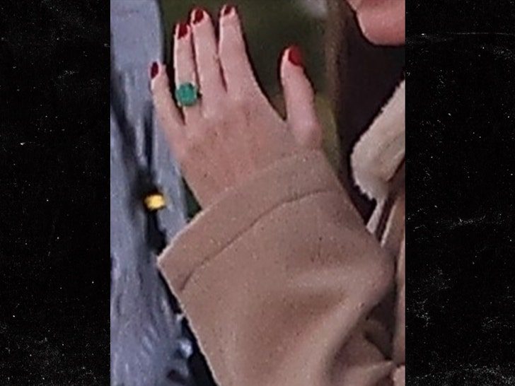 Dakota Johnson con anillo bg 2