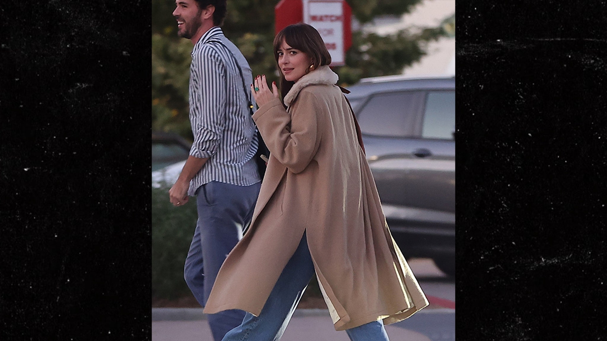 Dakota Johnson hace alarde de su anillo de compromiso tras un informe falso sobre su separación de Chris Martin