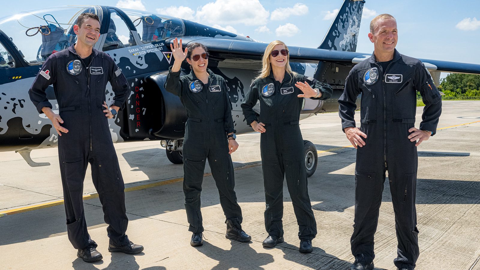 Cuatro astronautas de Polaris Dawn posan para fotos frente a un avión