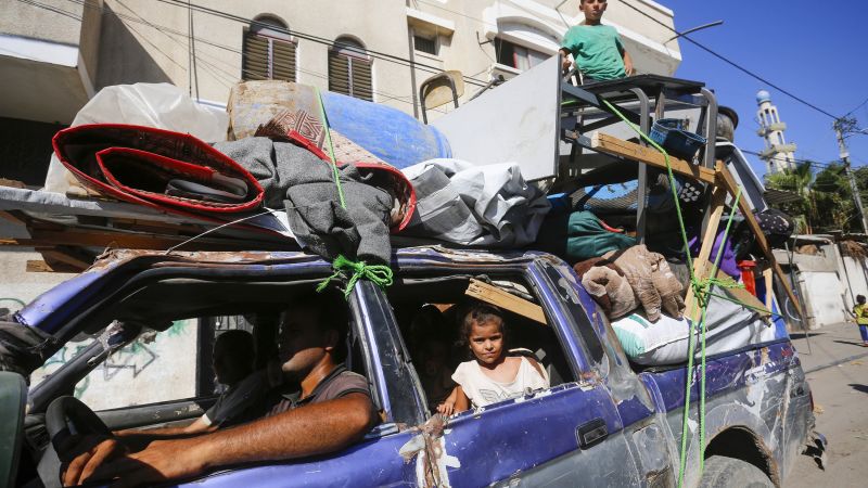 Miles de personas huyen de partes del sur de Gaza después de que el ejército israelí volviera a emitir órdenes de evacuación.