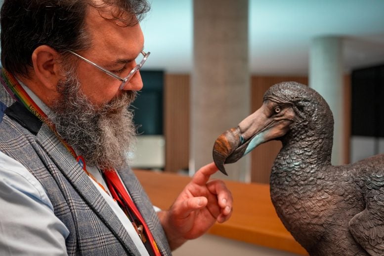 Neil Gostling con la estatua de Dodo