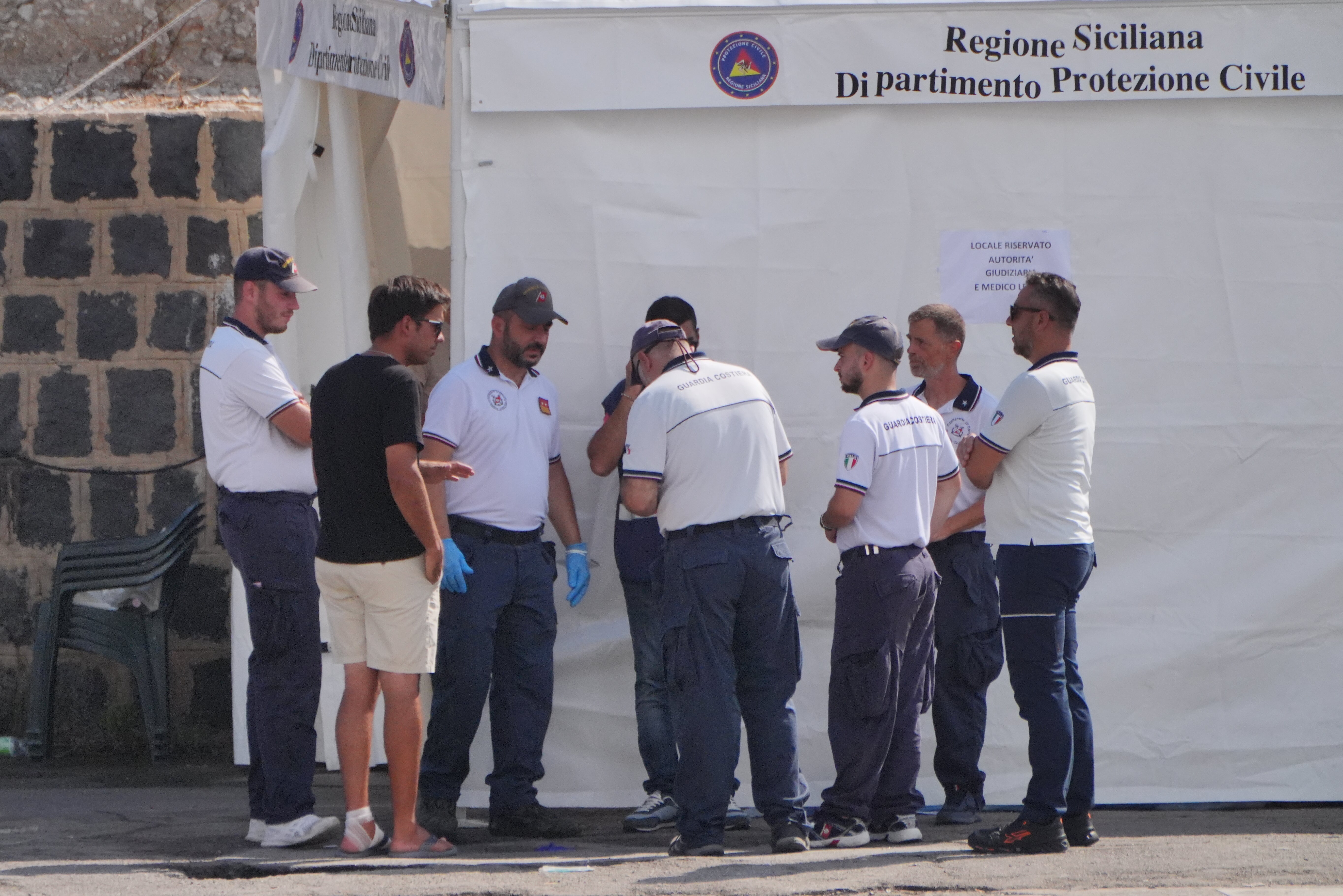 La Guardia Costera italiana se encuentra en el puerto de Porticello mientras continúan las labores de búsqueda