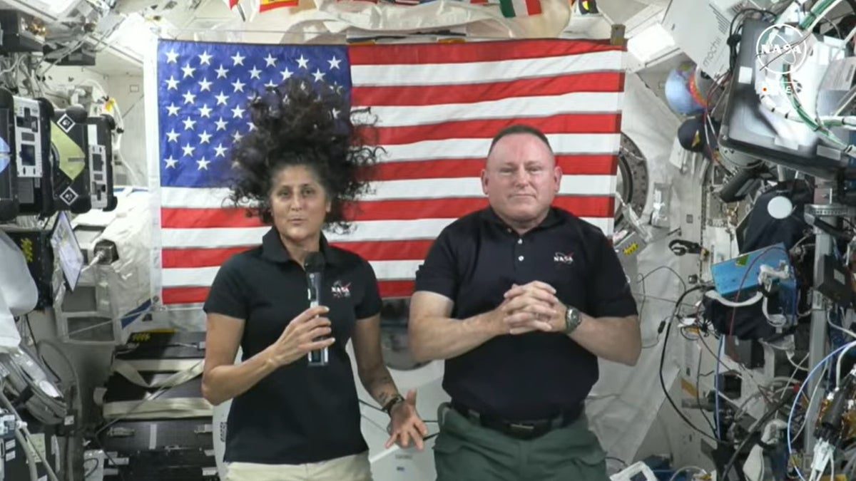 Los astronautas de la NASA Sonny Williams y Butch Wilmore nadan dentro de una nave espacial