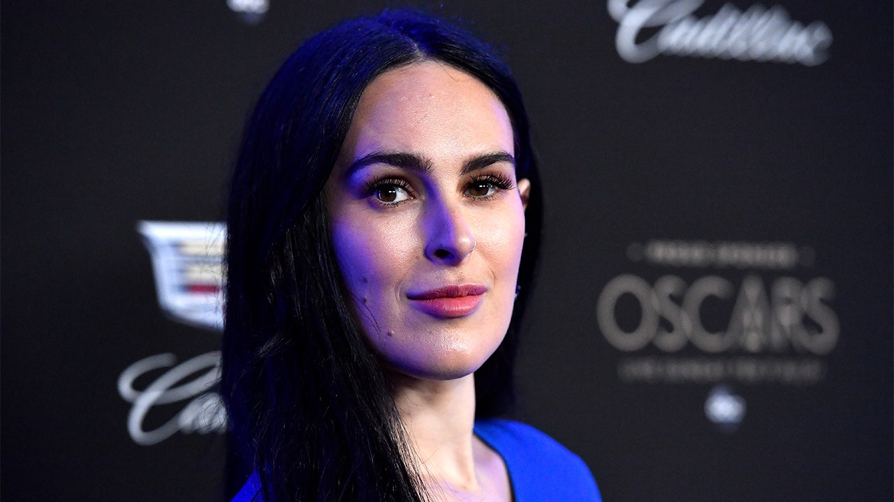 Rumer Willis comparte una pequeña actualización sobre su padre Bruce cuando anuncia que es ‘madre soltera’