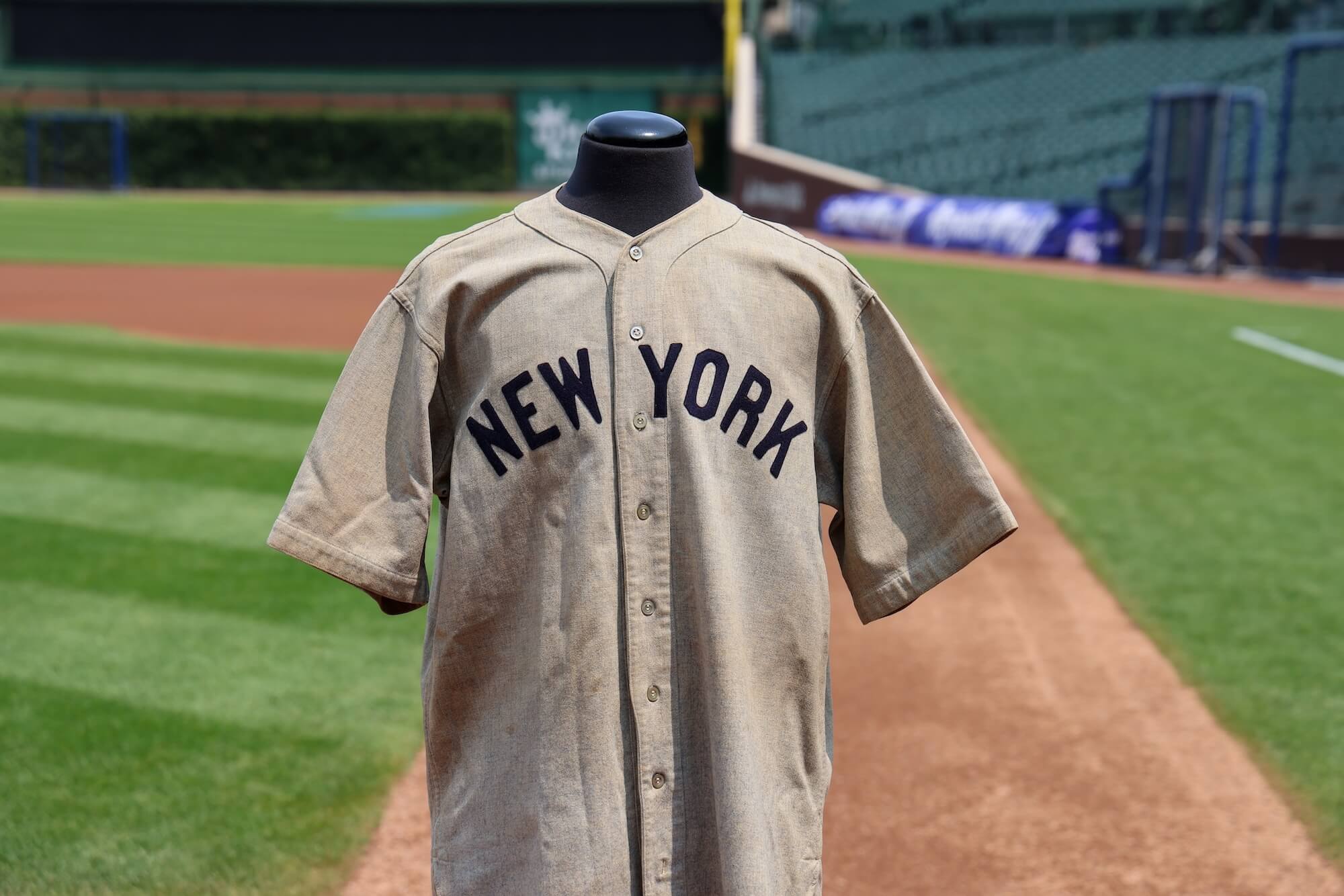 La camiseta «shot» de Babe Ruth se vendió por una cifra récord de 24 millones de dólares en una subasta