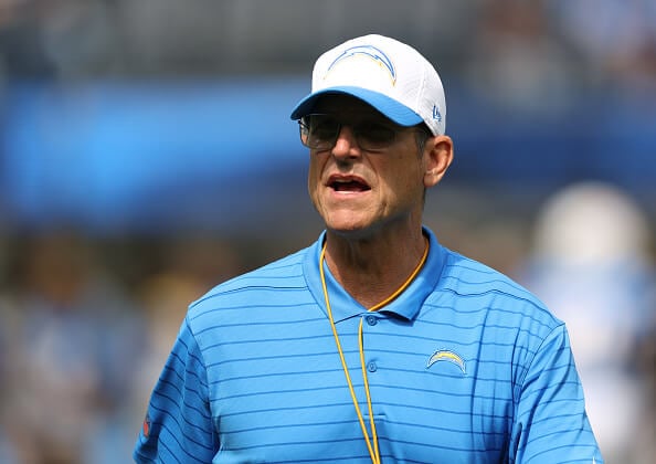 A Jim Harbaugh se le ofreció el puesto de entrenador de Colin Kaepernick con los Chargers, pero el mariscal de campo no estará en el personal en 2024.