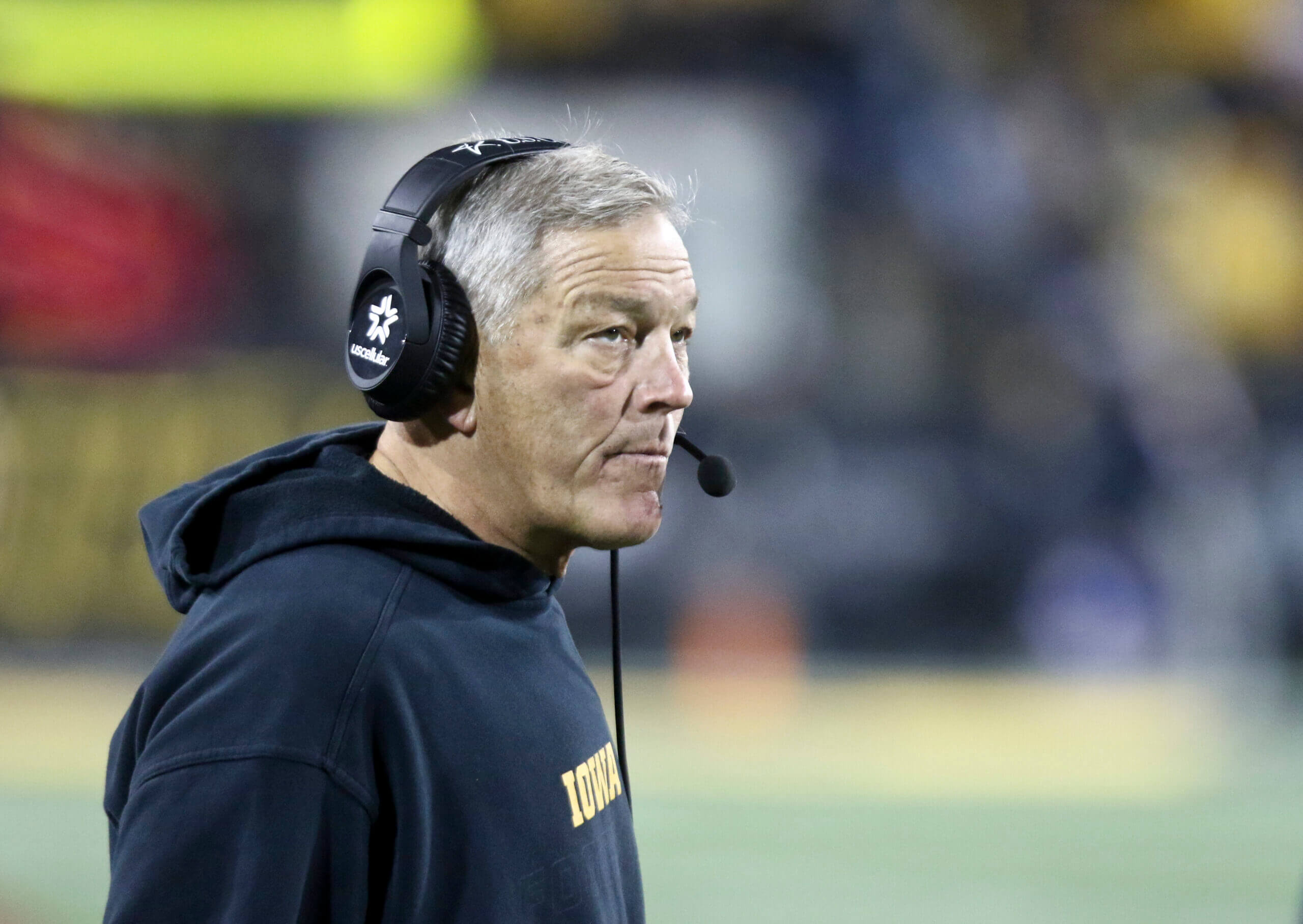 El entrenador de Iowa, Kirk Ferentz, y su asistente reciben una suspensión de un juego por infracción de reclutamiento: fuente