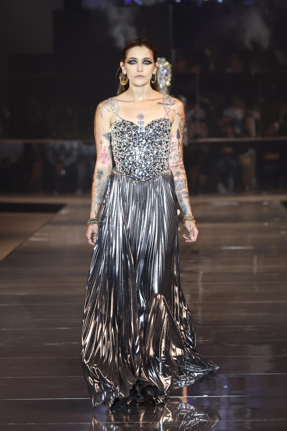 MILÁN, ITALIA - 23 DE SEPTIEMBRE: Paris Jackson camina por la pasarela en el desfile Philipp Plein Primavera/Verano 2023 durante la Semana de la Moda de Milán Primavera/Verano 2023 para mujeres el 23 de septiembre de 2022 en Milán, Italia. (Foto de: Pietro S. D'Aprano/Getty Images para Philipp Plein)