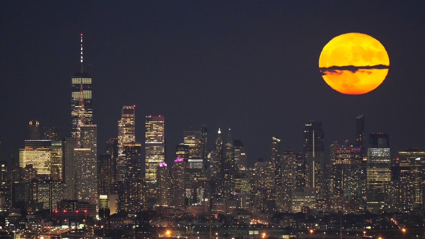 La superluna de agosto inicia cuatro meses de impresionantes vistas lunares. He aquí cómo mirar