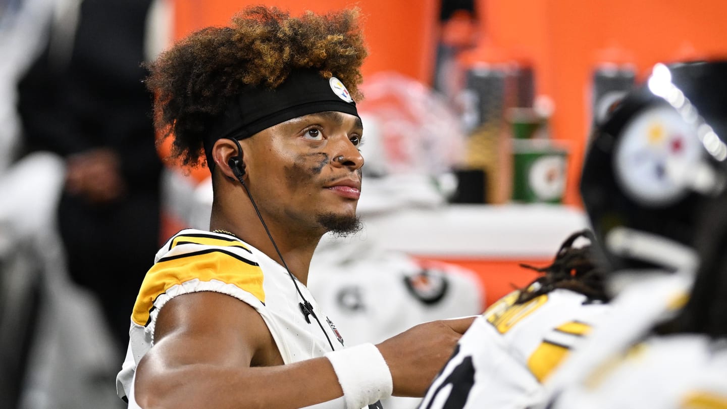 Mike Tomlin cuestiona el papel de Justin Fields en el partido inaugural de la temporada de los Steelers contra los Falcons