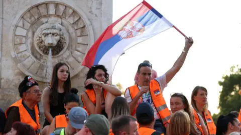 Reuters - Manifestantes en una manifestación contra una mina de litio en Serbia