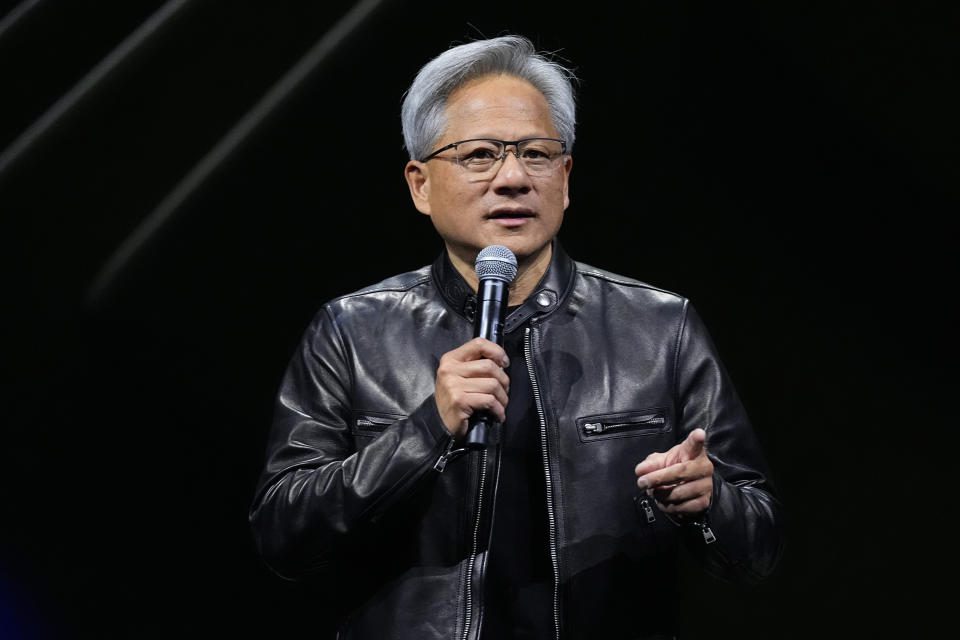 Jensen Huang, director ejecutivo de NVIDIA, habla como orador principal en SIGGRAPH 2024, la principal conferencia sobre gráficos por computadora y tecnologías interactivas, en el Centro de Convenciones de Colorado el lunes 29 de julio de 2024 en Denver. (Foto AP/David Zalubowski)